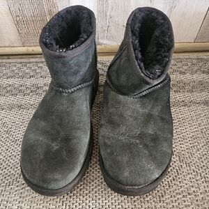 Cozy UGG Black Suede Ankle Boots. Sheepskin Lining. 8